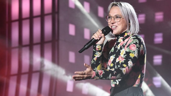 Stefanie Heinzmann singt "Mother's Heart" auf der Bühne der Grand Prix Party auf der Reeperbahn in Hamburg © NDR Foto: Uwe Ernst