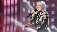 Stefanie Heinzmann singt "Mother's Heart" auf der Bühne der Grand Prix Party auf der Reeperbahn in Hamburg © NDR Foto: Uwe Ernst