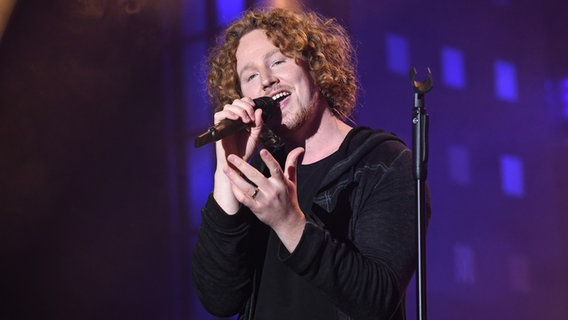 Michael Schulte singt "Back to the Start" auf der Bühne der Grand Prix Party auf der Reeperbahn in Hamburg © NDR Foto: Uwe Ernst