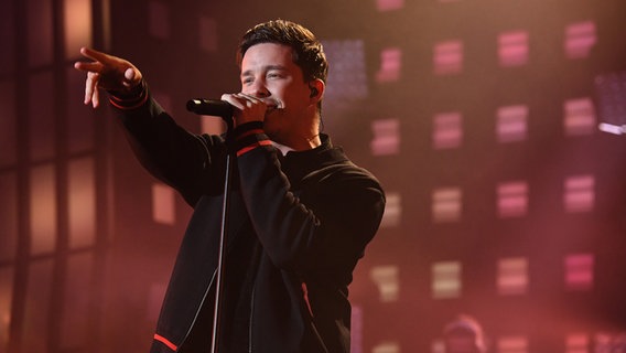 Nico Santos singt "Rooftop" auf der Bühne der Grand Prix Party auf der Reeperbahn in Hamburg © NDR Foto: Uwe Ernst