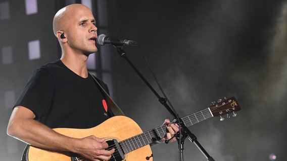 Milow singt "Help" auf der Bühne der Grand Prix Party auf der Reeperbahn in Hamburg © NDR Foto: Uwe Ernst
