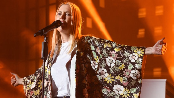 Alexa Feser singt "In diesem Moment" auf der Bühne der Grand Prix Party auf der Reeperbahn in Hamburg © NDR Foto: Uwe Ernst