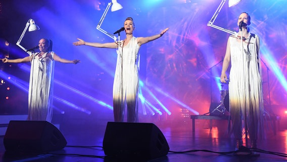 Die Gruppe Laing singt "Morgens immer müde" auf der Bühne der Grand Prix Party auf der Reeperbahn in Hamburg © NDR Foto: Uwe Ernst