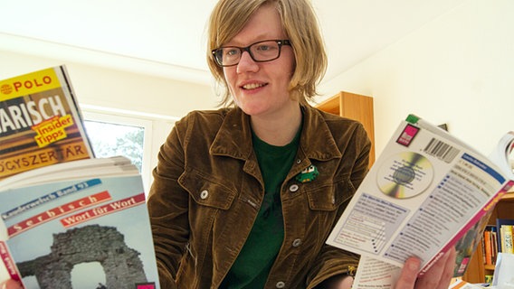 Antje Bracht stöbert für den Roadtrip in diversen Reiseführern.  