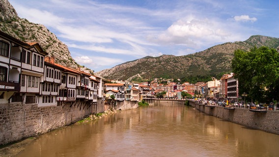 Häuser in Amasya am Yeşilırmak ("Grüner Fluss").  