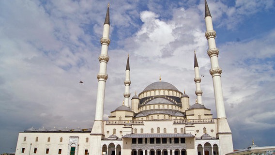 Die Kocatepe-Moschee von außen.  