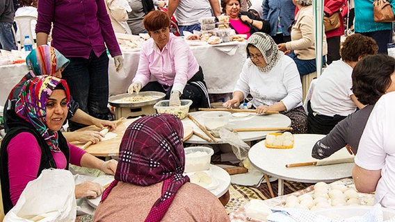 Auf einem Straßenfest in Bolu bereiten türkische Frauen Essen zu.  