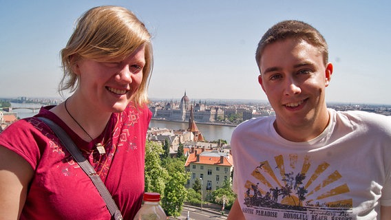 Antje und Felix vor dem Parlament.  