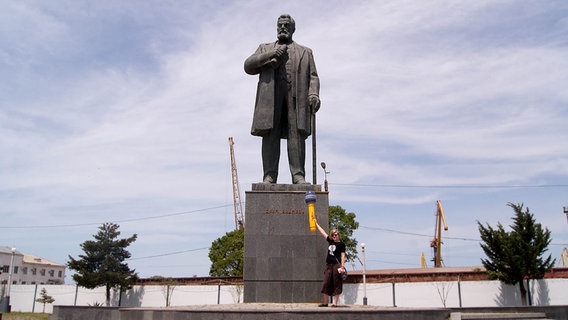 Antje Bracht hält einer Statue in Poti (Georgien) ein Mikrofon hin © NDR 