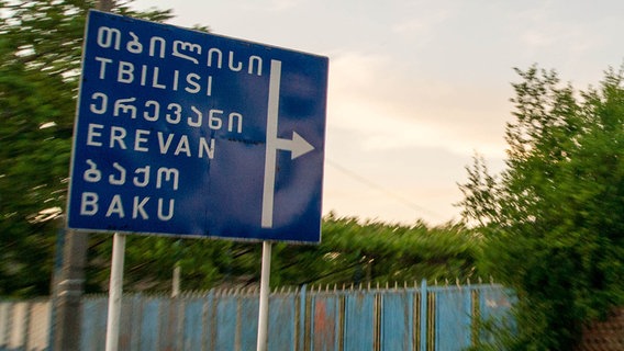 Ein Straßenschild in Georgien, Baku ist ausgeschildert © NDR 