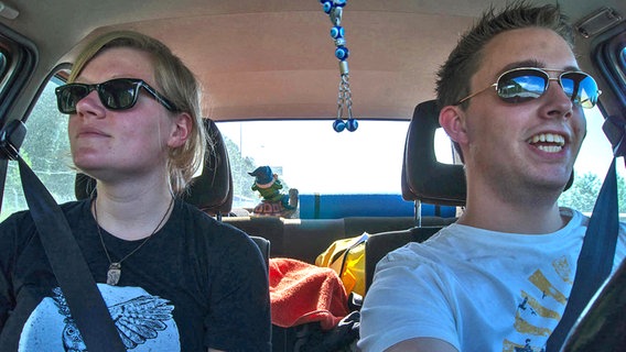 Antje Bracht und Felix Willert auf ihrem Roadtrip nach Baku. © NDR 