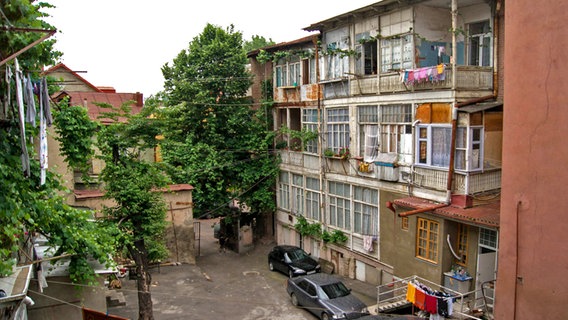 Hinterhof einer Wohnung in Tiflis, Georgien. © NDR 