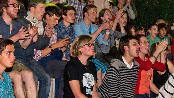 Antje Bracht beim Public-Viewing im Goethe-Institut in Tiflis zum Champions-League-Finale 2012. © NDR 