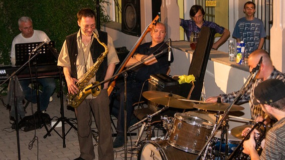Reso Kiknadse & Jazz Unlimited treten im Goethe-Institut in Tiflis auf. © NDR 