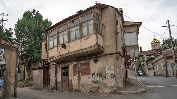 Baufälliges Gebäude in der Innenstadt von Tiflis. © NDR 