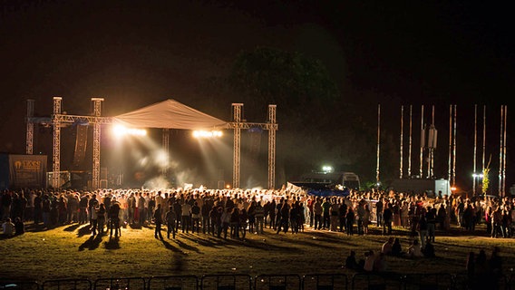 Gäste stehen vor einer Bühne des Spring-Festivals der Universität im türkischen Trabzon. © NDR 