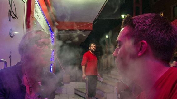 Antje und Felix im Rauch der Wasserpfeife in einem Café in Trabzon. © NDR 
