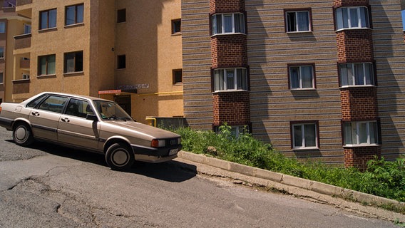 Ein Auto steht in Trabzon auf einer Straße mit starkem Gefälle. © NDR 