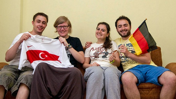 Felix, Antje, Cansu und Can (von links nach rechts) sitzen in Trabzon auf einem Sofa. © NDR 