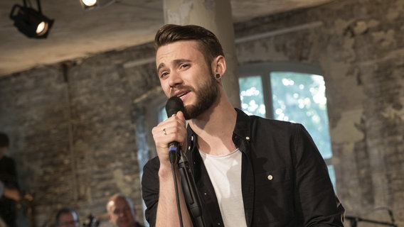 Sänger Roman Lob bei der Vorstellung der Friedrichstadt-Palast-Show 'The One Grand Show' in der Alten Teppichfabrik (Berlin, 04.07.2016). © picture alliance/Geisler-Fotopress Foto: Klaus Werner/Geisler-Fotopress