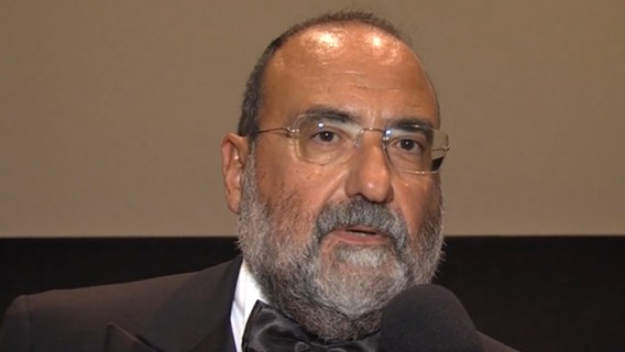 Carlo Romeo, Generaldirektor des Fernsehsenders SMTV, spricht in ein Mikrofon © SMTV 