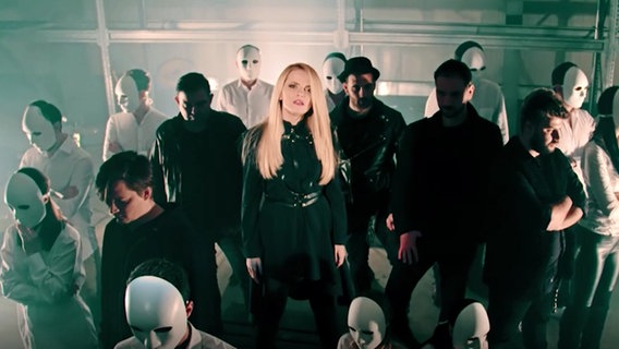 Szene aus dem offiziellen Musikvideo zum Song "Goodbye" von The Humans, die beim ESC 2018 für Rumänien antreten.  
