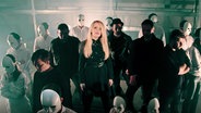 Szene aus dem offiziellen Musikvideo zum Song "Goodbye" von The Humans, die beim ESC 2018 für Rumänien antreten.  