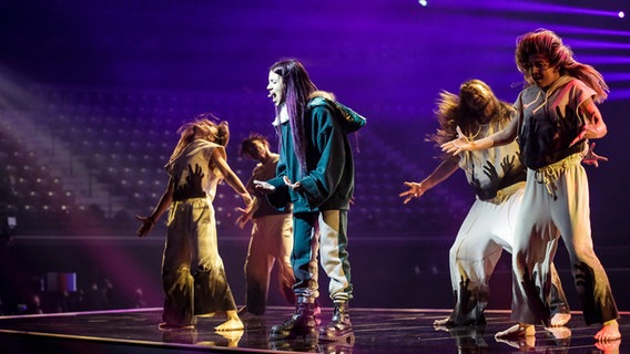 Roxen (Rumänien) mit Tänzern auf der Bühne. © EBU Foto: Thomas Hanses