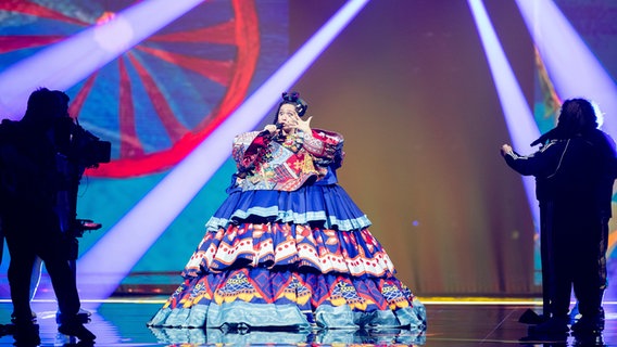 Die Sängerin Manizha steckt in einer großen Matrjoschka-Puppenfigur. © EBU Foto: Andres Putting