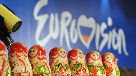 Eine Reihe Matrjoschkas vor dem Logo des Eurovision Song Contest 2009 © Tass Shemetov Maxim 