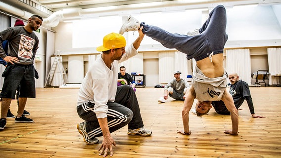 Der Coreograph Fredrik Rydman mit Baseball-Mütze © Mats Bäcker 