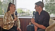 Finnlands ESC-Teilnehmerin Saara Aalto gibt Moderator Stefan Spiegel ein Interview. © NDR 