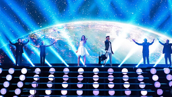 Die Kandidaten aus San Marino, Michele Perniola und Anita Simoncini, bei der Probe für das zweite Halbfinale auf der ESC-Bühne in Wien. © EBU Foto: Elena Volotova