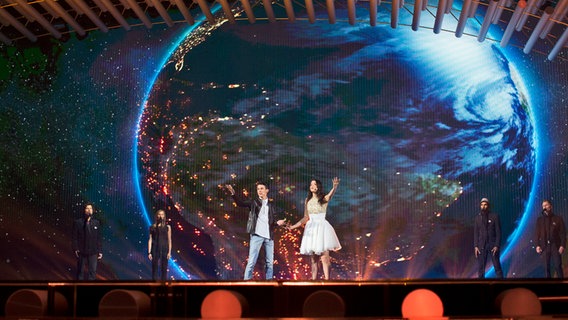 Die Kandidaten aus San Marino, Michele Perniola und Anita Simoncini, bei der zweiten Probe für das zweite Halbfinale auf der ESC-Bühne in Wien. © NDR Foto: Rolf Klatt