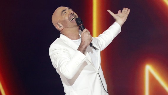 Für San Marino steht Serhat mit "Say Na Na Na" auf der ESC-Bühne. © picture alliance Foto: Sebastian Scheiner