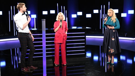 Barbara Schöneberger moderiert die Aftershow Party, hier mit Constantin Zöller und Janin Ullmann © NDR Foto: Uwe Ernst