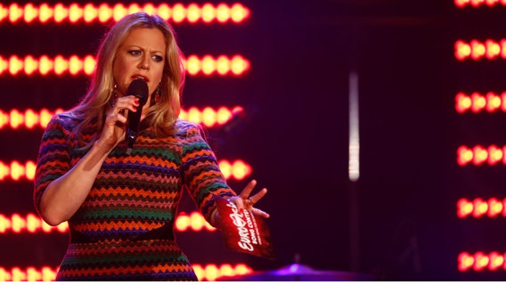 Barbara Schöneberger beim ESC-Clubkonzert auf der Bühne der Großen Freiheit 36 in Hamburg. © NDR Foto: Rolf Klatt