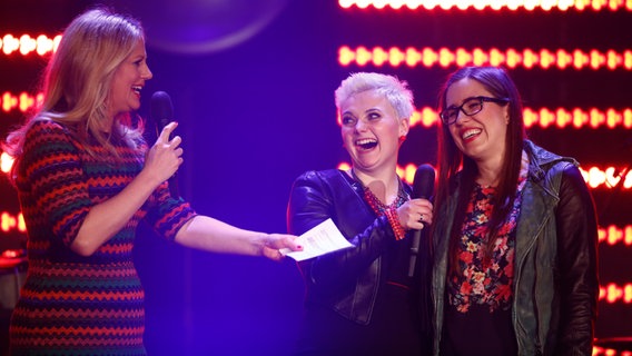 Barbara Schöneberger interviewt Ela und Yvonne von Elaiza. © NDR Foto: Rolf Klatt