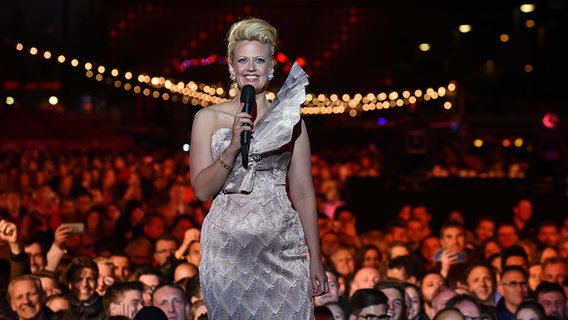 Barbara Schöneberger bei der Punktevergabe auf der Reeperbahn. © NDR Foto: Uwe Ernst