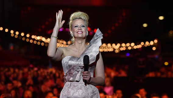 Barbara Schöneberger bei der Punktevergabe auf der Reeperbahn. © NDR Foto: Uwe Ernst