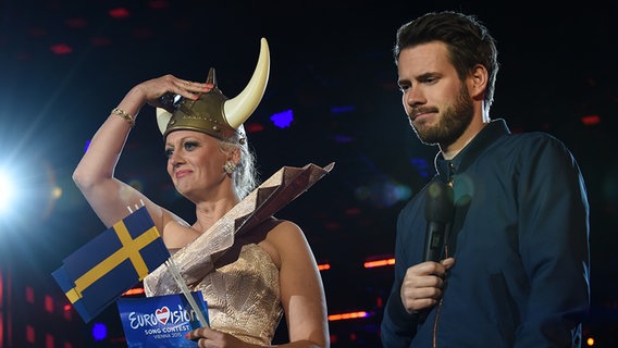 Barbara Schöneberger und Johannes Strate bei der ESC-Party. © NDR Foto: Uwe Ernst