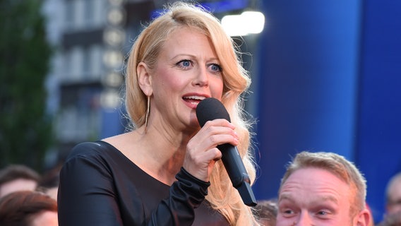 Barbara Schöneberger auf der Bühne auf der Reeperbahn beim "Countdown für Kiew". © NDR Foto: Uwe Ernst
