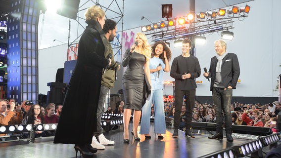 Barbara Schöneberger mit der deutschen Jury auf der Bühne beim "Countdown für Kiew". © NDR Foto: Uwe Ernst