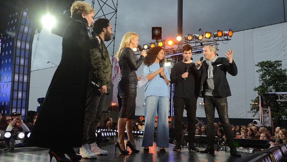 Barbara Schöneberger mit der deutschen Jury auf der Bühne beim "Countdown für Kiew". © NDR Foto: Uwe Ernst