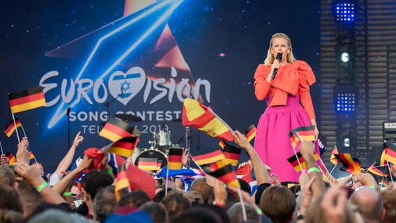 Barbara Schöneberger auf der Eurovision Song Contest Bühne auf der Reeperbahn in Hamburg. © picture alliance Foto: Daniel Bockwoldt