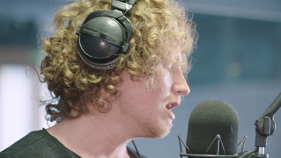 Michael Schulte singt in ein Mikrofon  