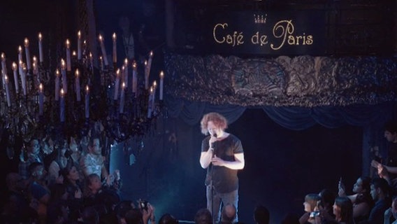 Michael Schulte singt auf der Bühne des Café de Paris in London.  