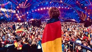 Michael Schulte steht auf einer Bühne vor Publikum © Schilke/NDR 