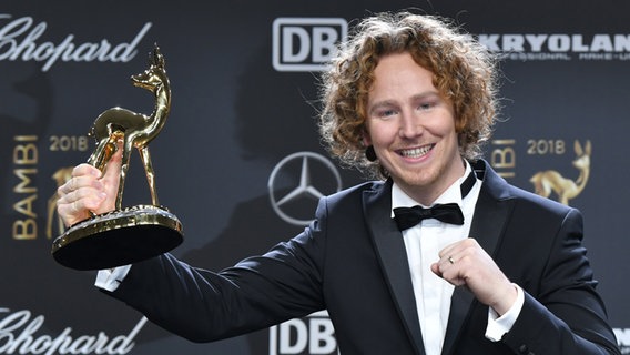 16.11.2018, Berlin: Michael Schulte freut sich über den Publikums-Bambi bei der 70. Verleihung des Medienpreises Bambi im Stage Theater. © dpa Foto: Jens Kalaene