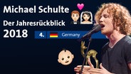 Michael Schulte steht vor dem Mikrofon, im Hintergrund Verweise auf seine ESC-Platzierung, den Bambi, seinen Sohn und seine Hochzeit.  